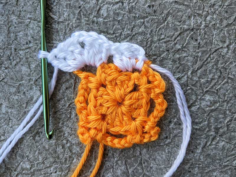 crochet traditional granny square - round 3, step 2
