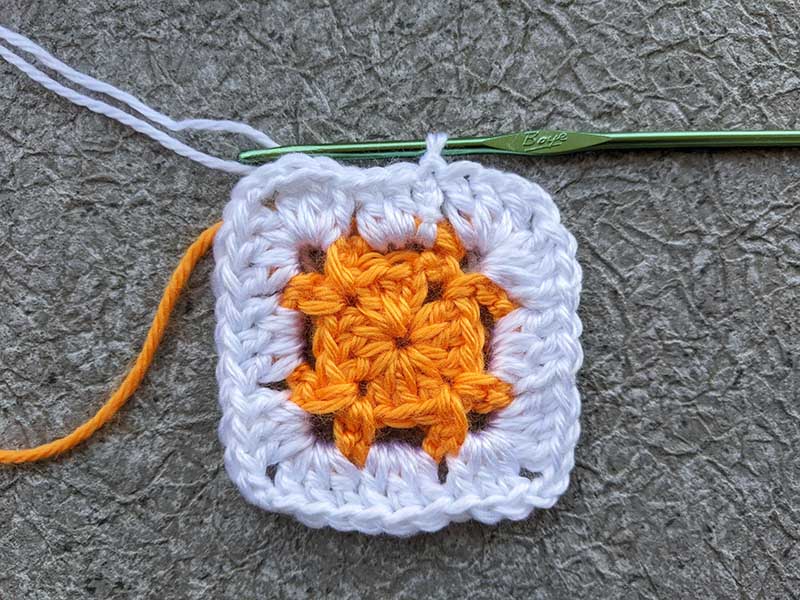 crochet traditional granny square - round 3, step 3