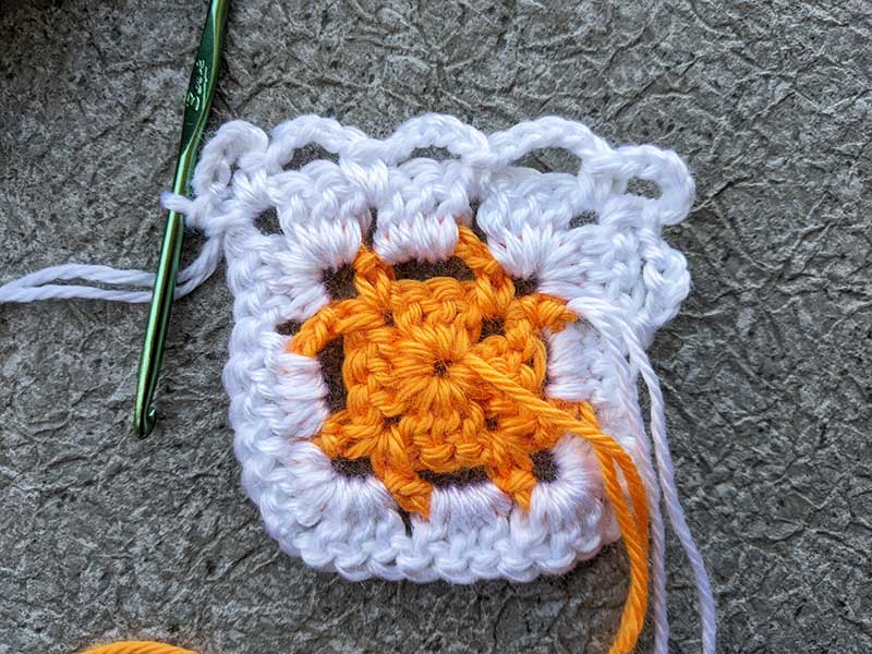 crochet traditional granny square - round 4, step 2