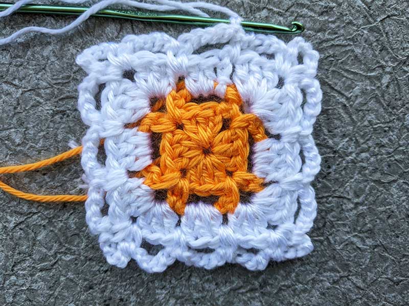 crochet traditional granny square - round 4, step 3