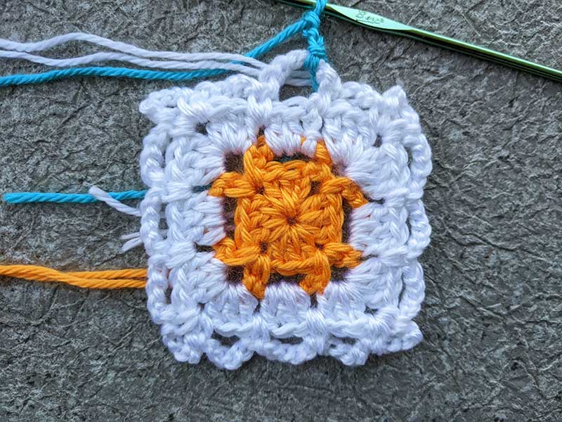 crochet traditional granny square - round 5, step 1