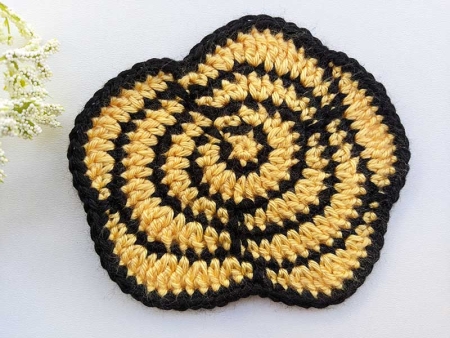 crochet flat rose - yellow leaves with black contours