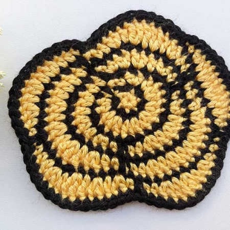 crochet flat rose - yellow leaves with black contours
