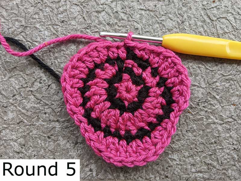 crochet flat two-color rose - round five