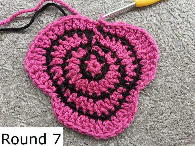 crochet flat two-color rose - round seven