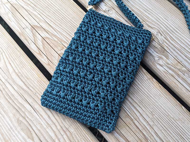 crochet smartphone bag - closer up view