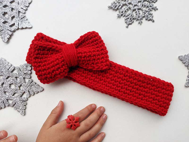 crochet Christmas headband with a cute bow