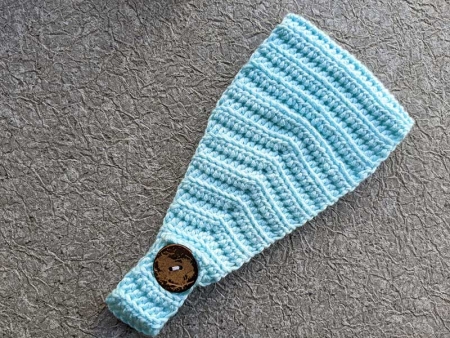 crochet pattern of a headband with button closure