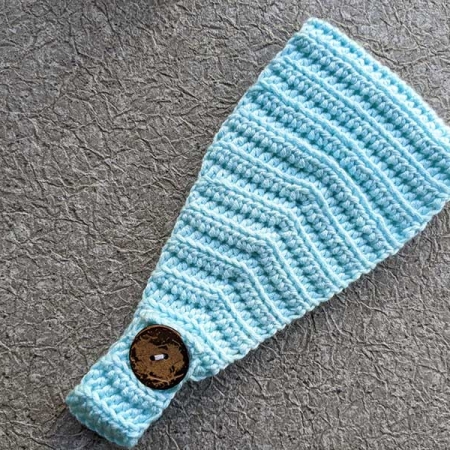 crochet pattern of a headband with button closure