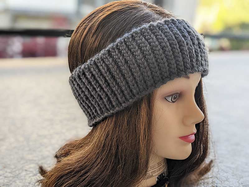 crochet one-row headband on a female mannequin head