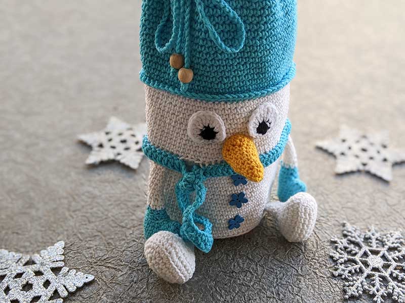 crochet snowman bottle cover - side view