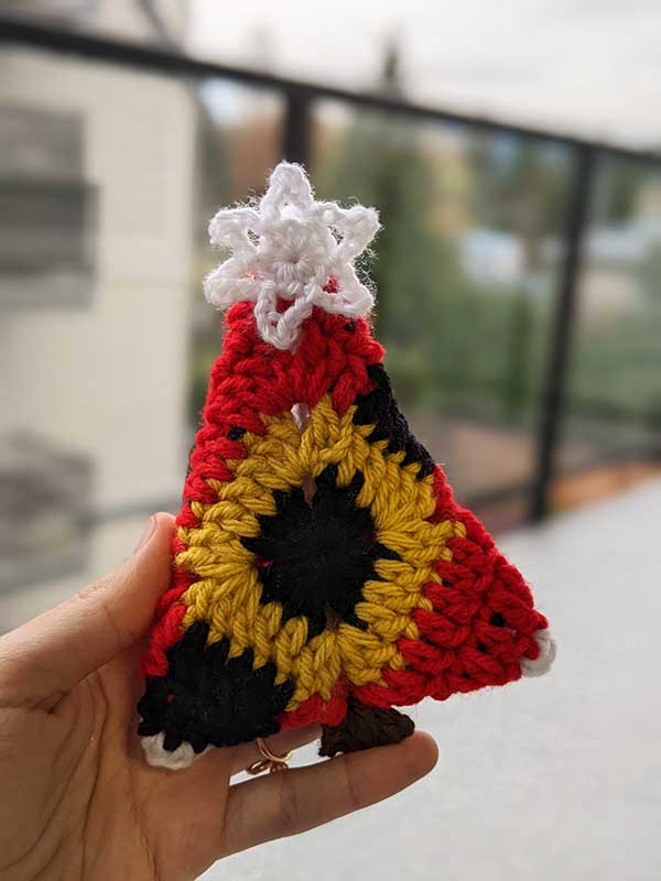 crochet Christmas tree with a star