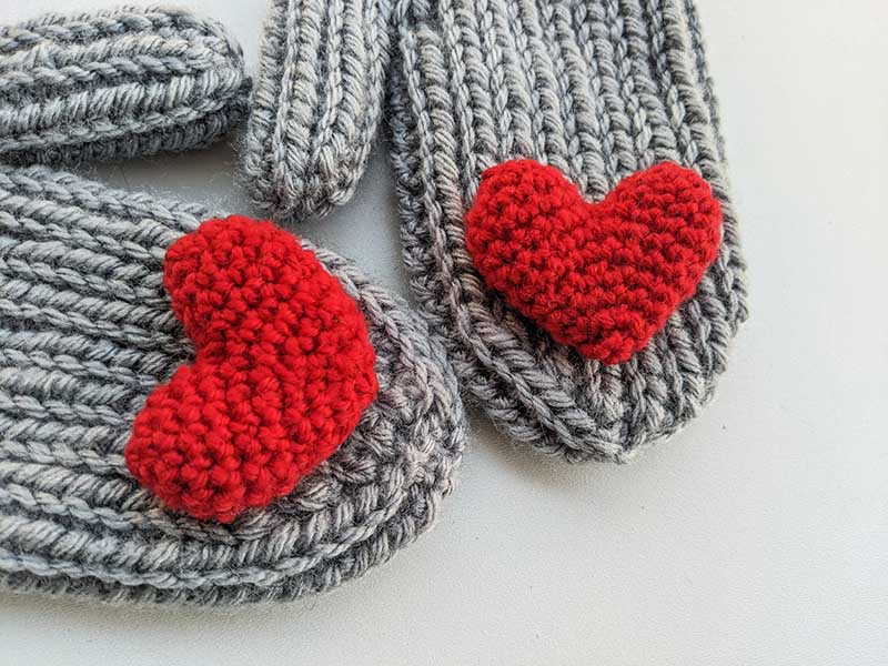 crochet 3-d heart as a decor element on the mittens