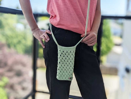 crochet smartphone shoulder bag pattern with a shell stitch texture
