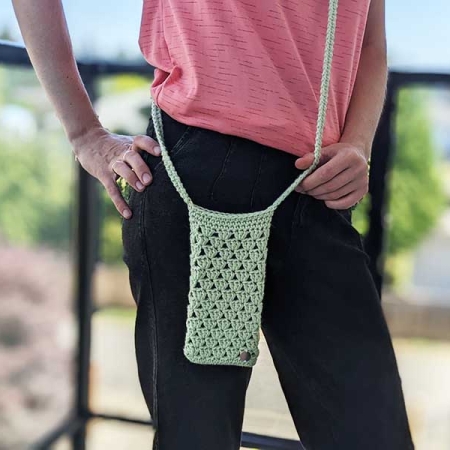 crochet smartphone shoulder bag pattern with a shell stitch texture