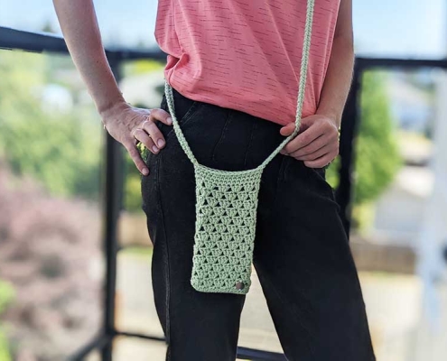 crochet smartphone shoulder bag pattern with a shell stitch texture