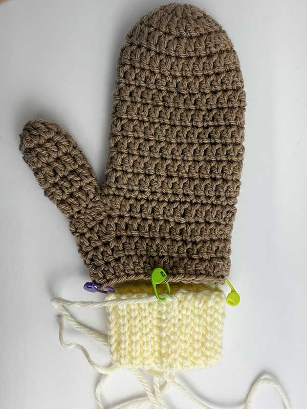 assembly of the crochet basic two color mitten