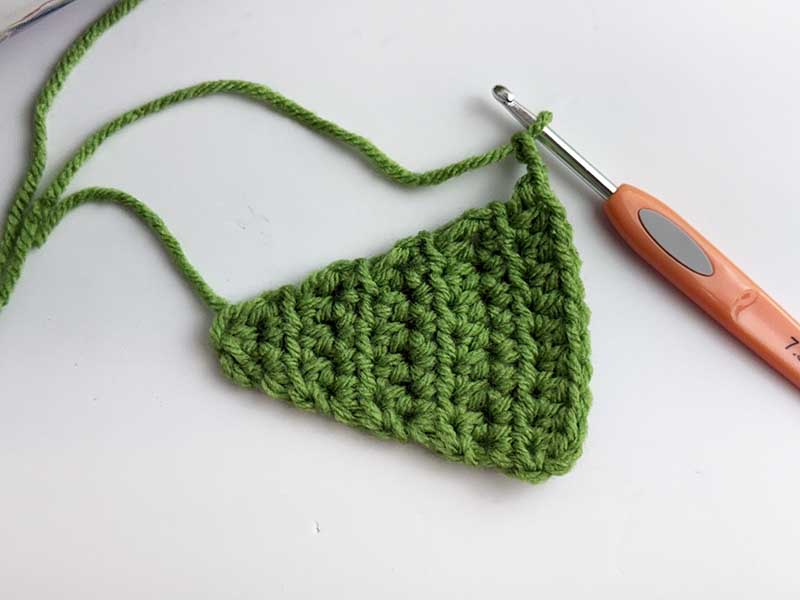 crochet an edge of the Christmas tree - step one