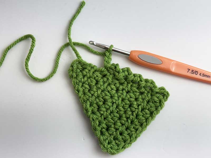 crochet an edge of the Christmas tree - step two
