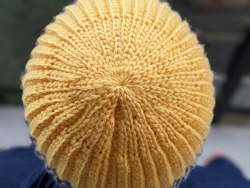 crochet two-color men's hat - crown view