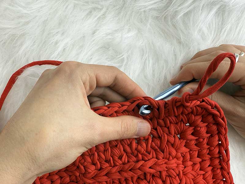 crochet rectangular basket - how to join the round - step 2