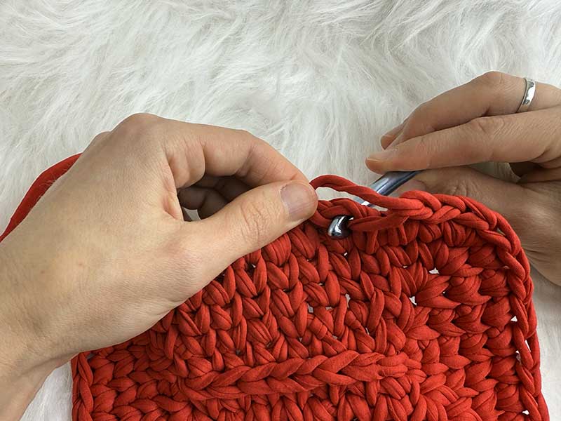 crochet rectangular basket - how to join the round - step 3