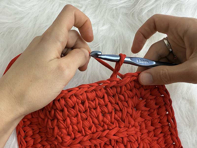 crochet rectangular basket - how to join the round - step 4
