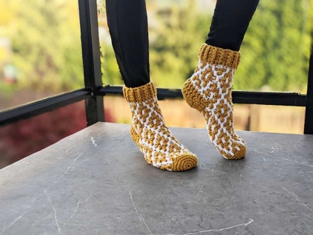 crochet snug mosaic socks pattern