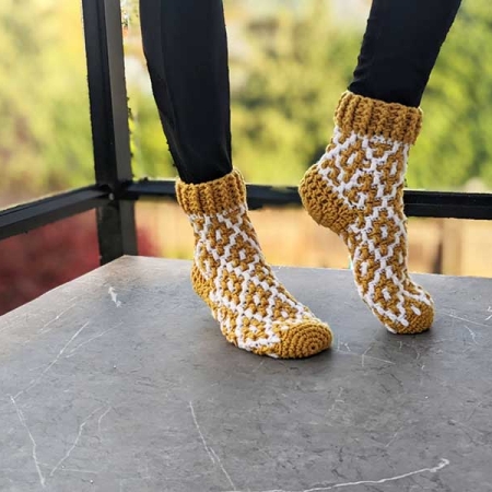 crochet snug mosaic socks pattern