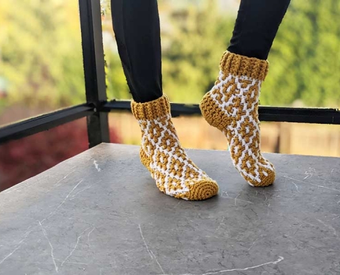 crochet snug mosaic socks pattern