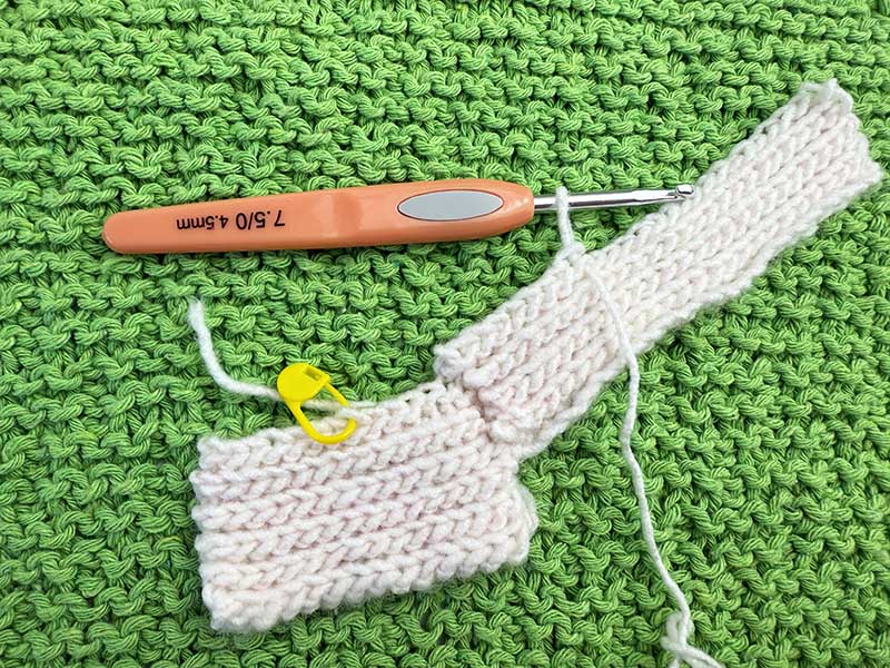 crochet the cuff of ribbed baby booty
