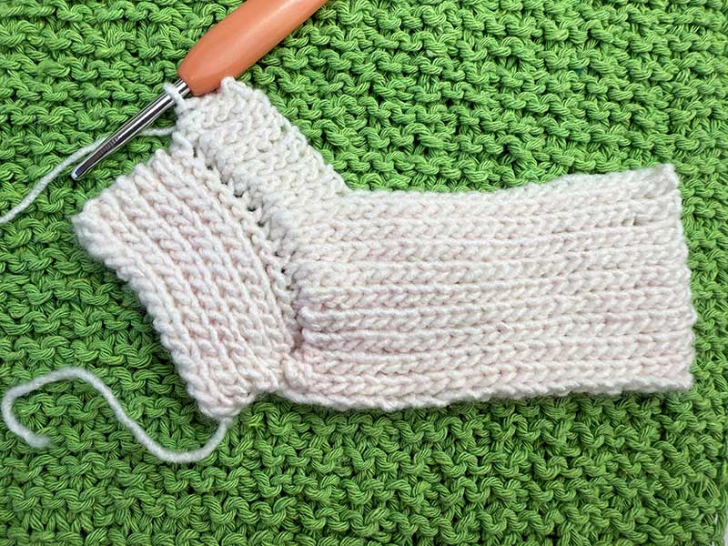 crochet the toe side of ribbed baby booty
