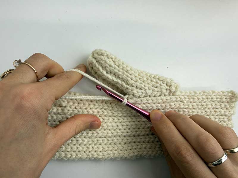 crochet thumb of a couple-style mitten - 1