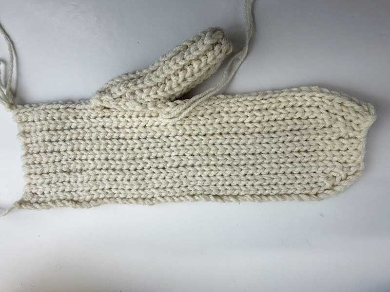 crochet thumb of a couple-style mitten - 2